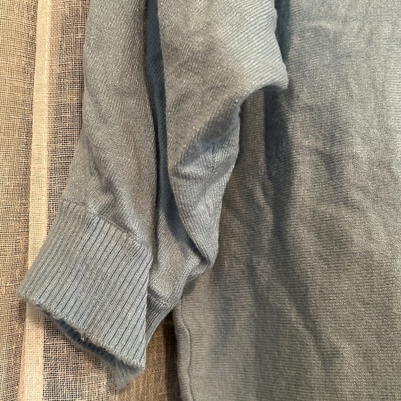 Super soft baby blue 3/4 sleeve lightweight v neck sweater - size medium - Picture 4 of 7